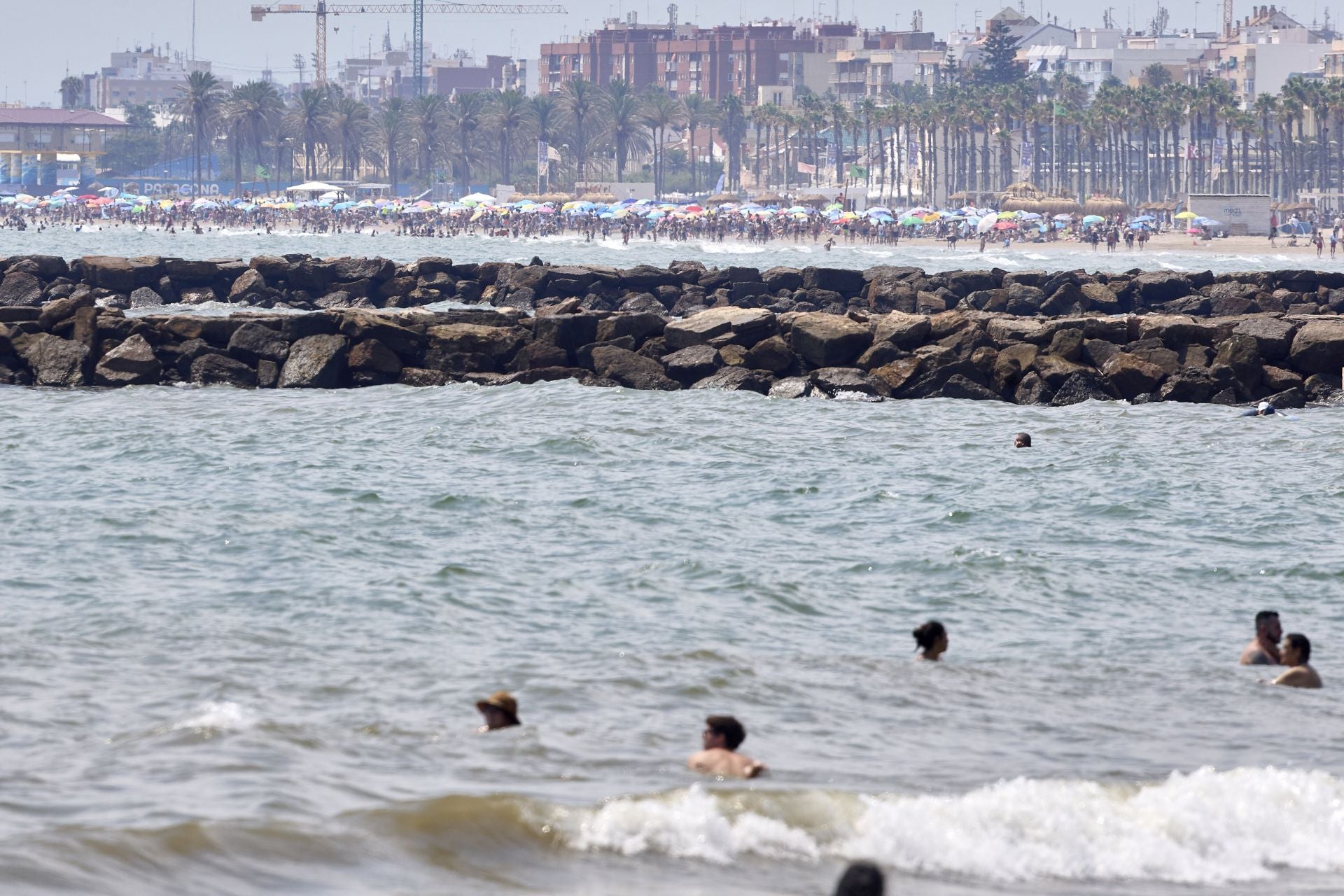 La playa, a rebosar este domingo en Valencia