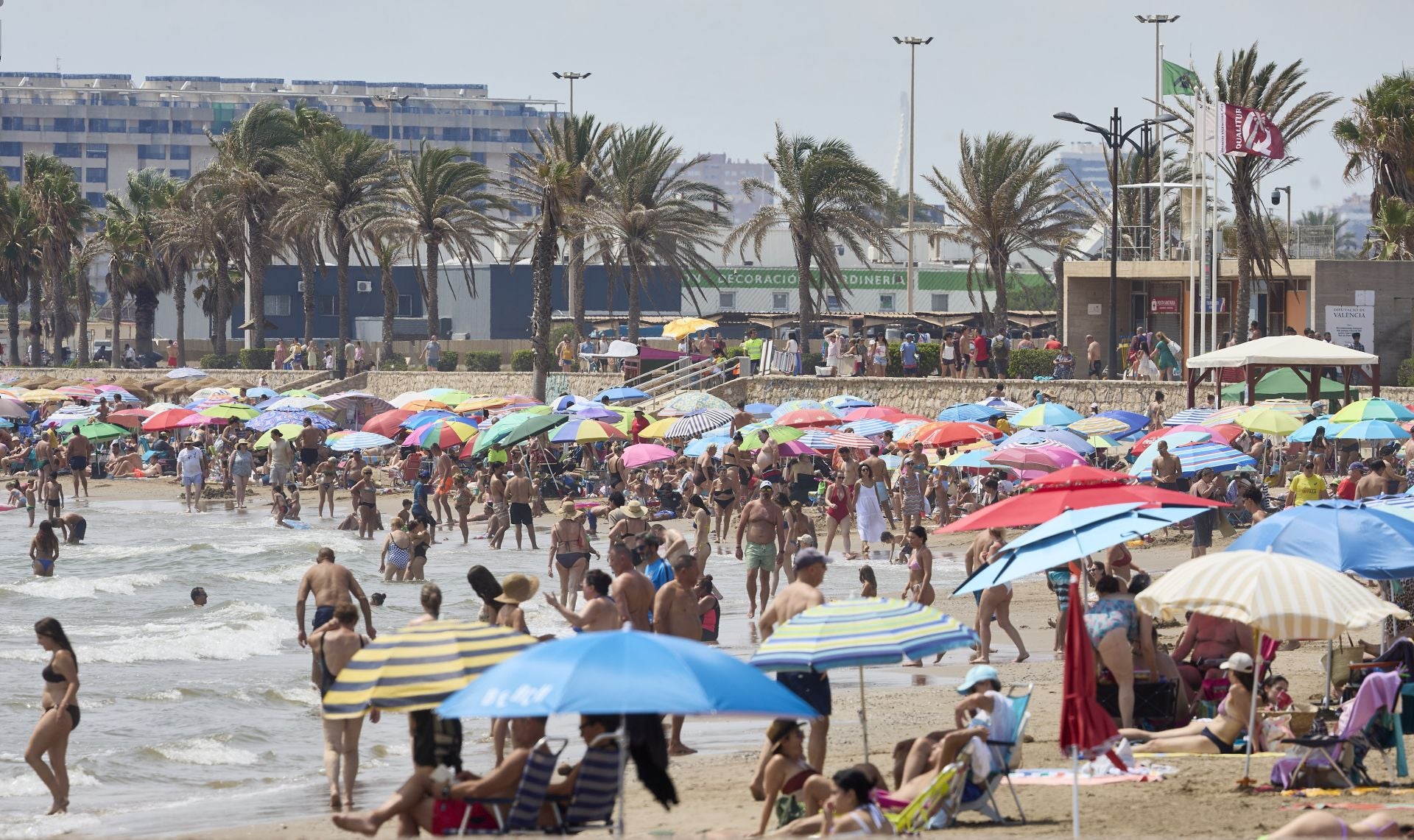 La playa, a rebosar este domingo en Valencia