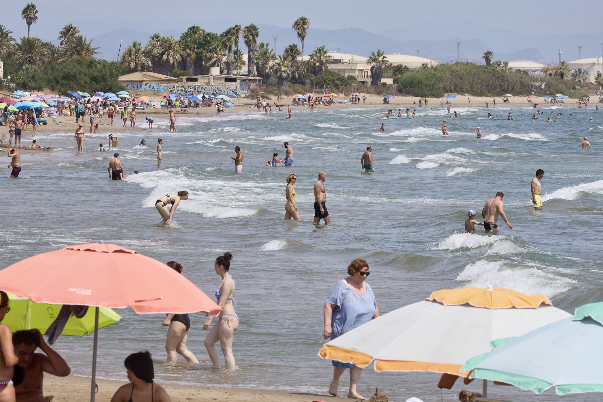 La playa, a rebosar este domingo en Valencia