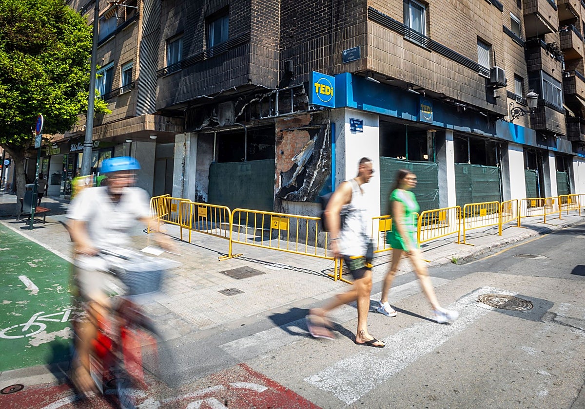 Estado actual de la tienda incendiada en la Avenida del Puerto.