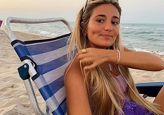 Begoña Zaldua, en una hamaca en la playa del Mareny.