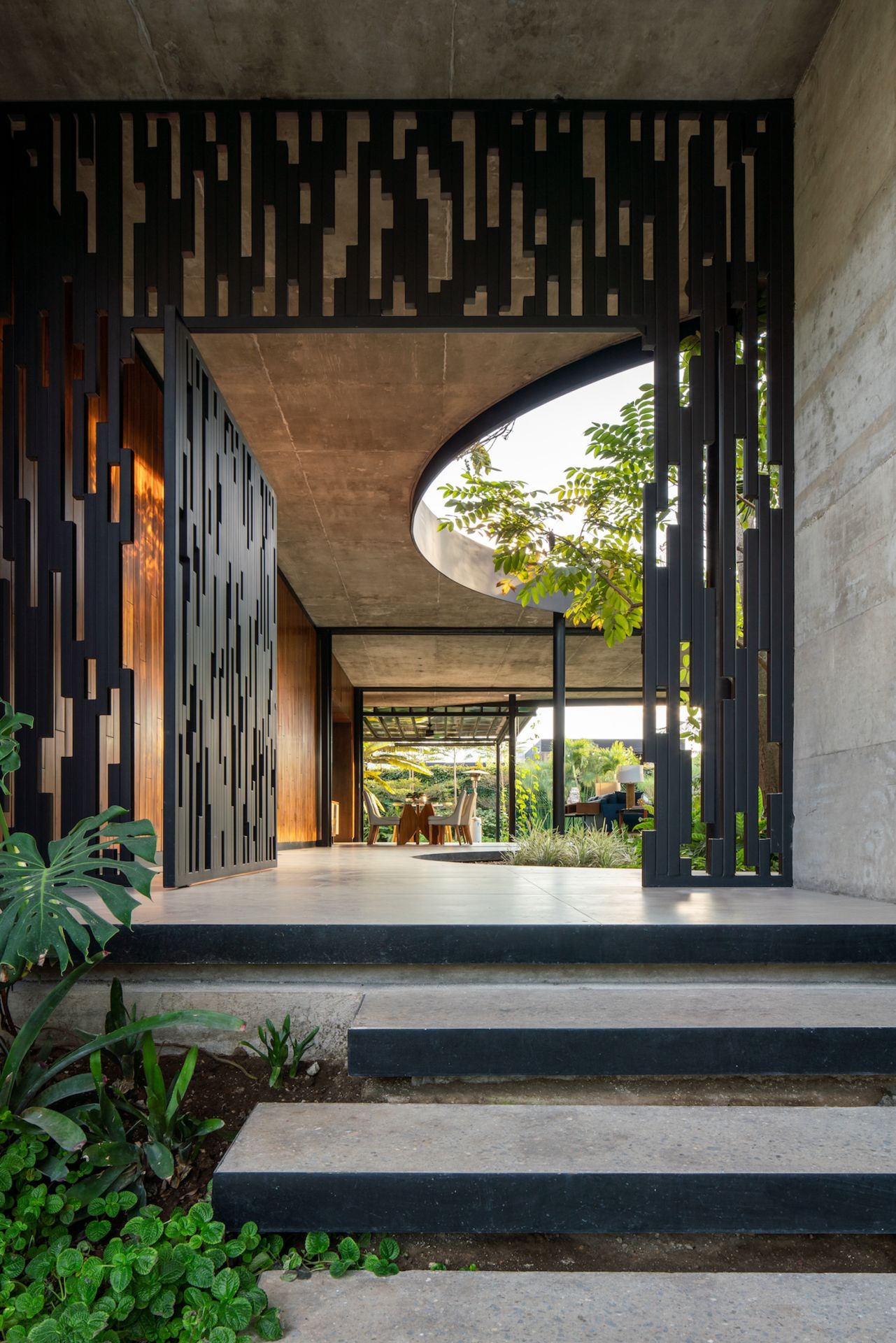 Imagen principal - A la izquierda, Casa Azul, diseñada en 2012 por Cinco Pies al Gato, en la playa Costa Azul de El Salvador. Arriba, la Piscucha, una obra de 2010 de José Roberto en El Salvador. A la derecha, vista cenital de Casa Al Suave.