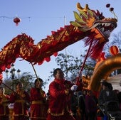 Una decena de personas animan el baile del dragón.