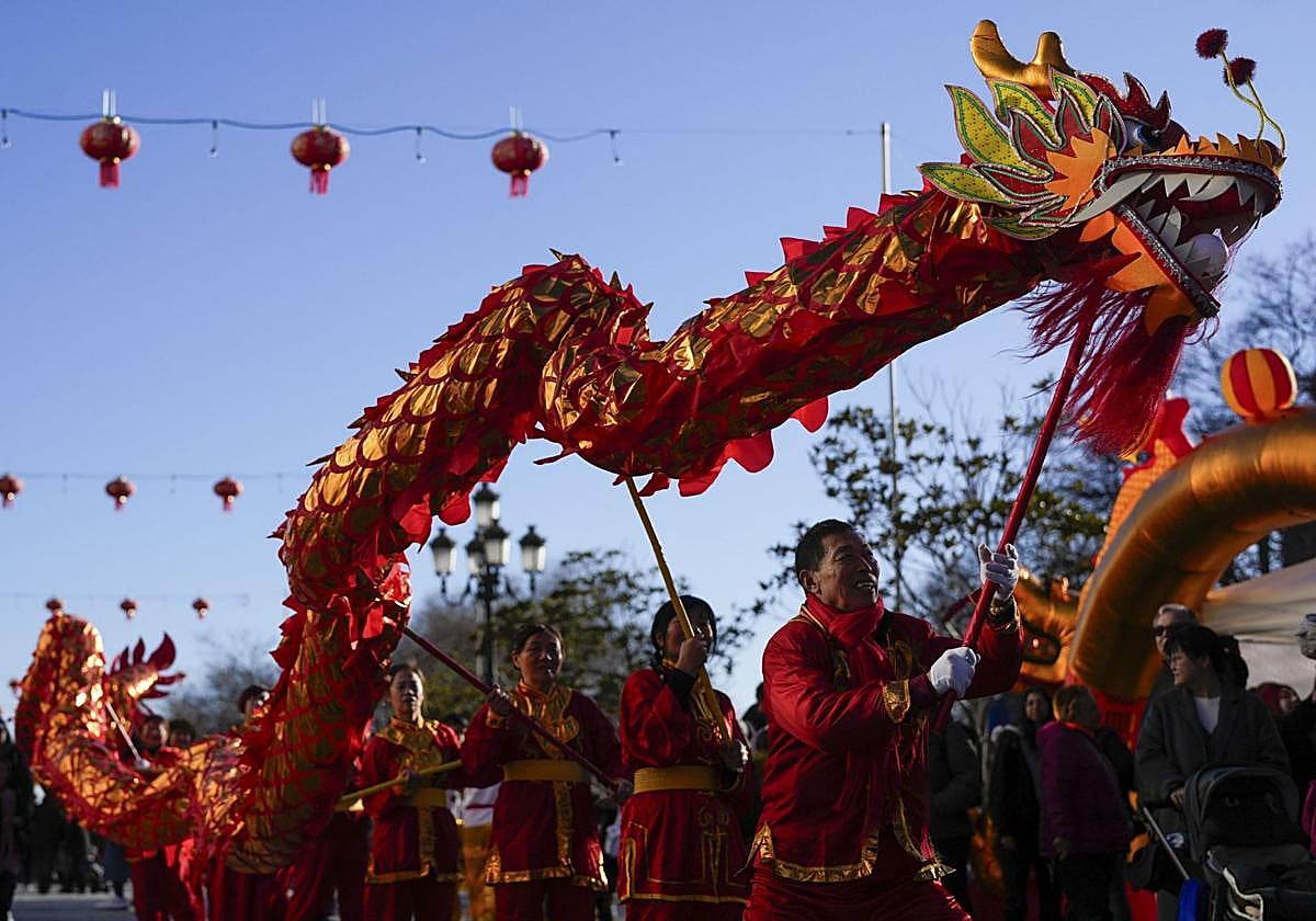 Una decena de personas animan el baile del dragón.