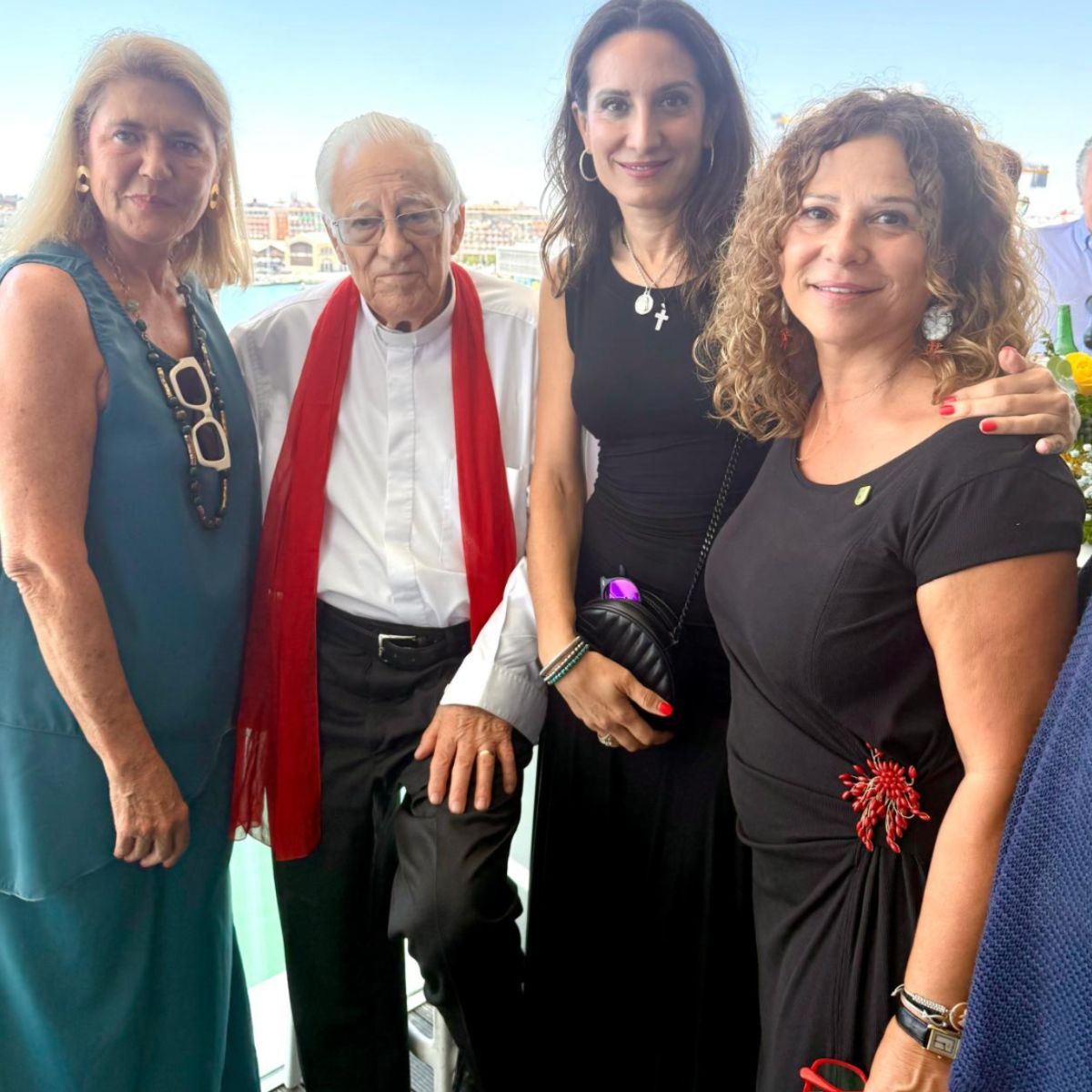 Guadalupe Ferrer, el Padre Ángel, Elena Sánchez y Chelo Felip en un homenaje a los abuelos organizado por Mensajeros de la Paz en Valencia.