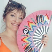 La londinense Victoria Speyer, con uno de sus diseños.