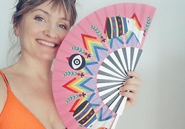 La londinense Victoria Speyer, con uno de sus diseños.