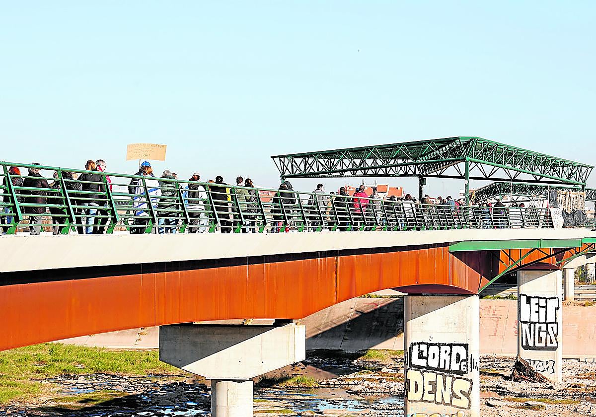 Vecinos de La Torre homenajean a las víctimas de la dana en el puente de la Solidaridad que una la pedanía con San Marcelino.