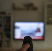 Una persona viendo la televisión.