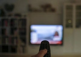 Una persona viendo la televisión.