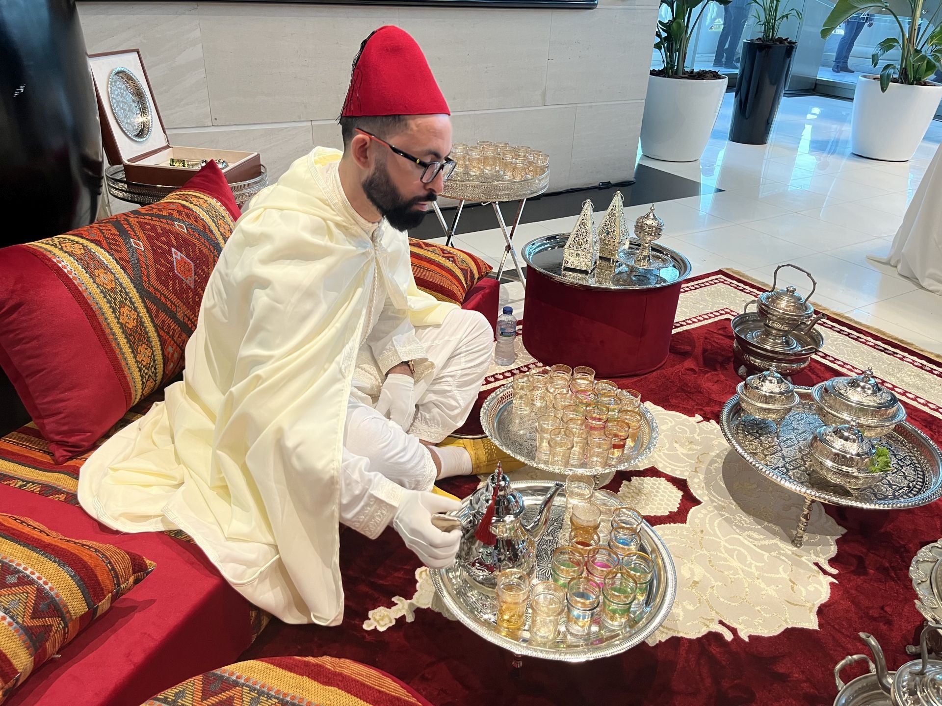 Te a la menta en la fiesta marroquí en Las Arenas.