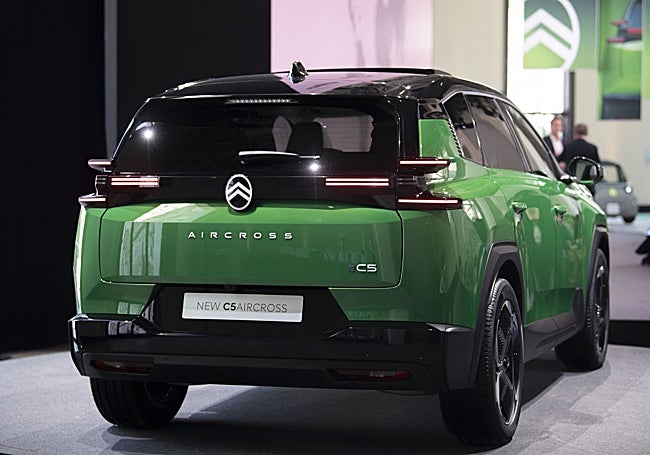 Trasera musculosa y modernas ópticas led traseras.