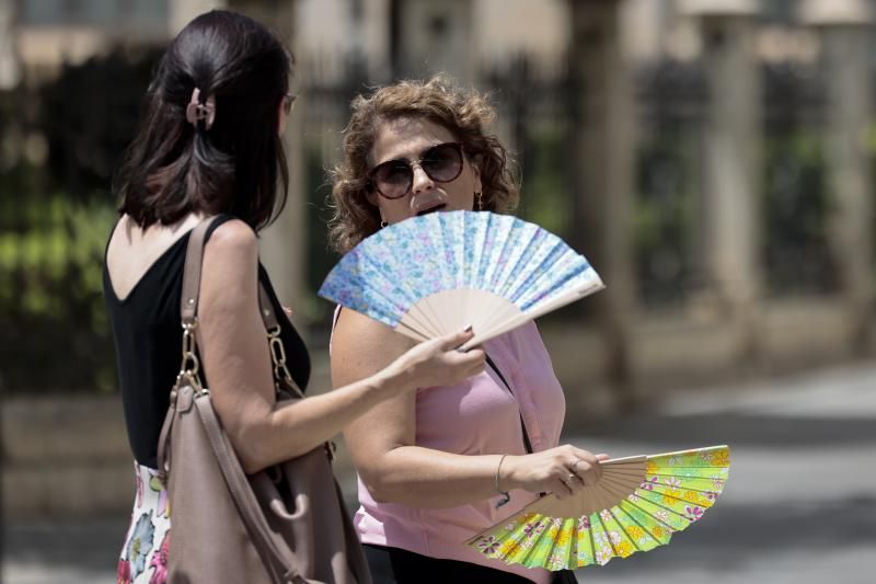 Dos mujeres se abanican para hacer frente a la ola de calor.