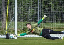 Julen Agirrezabala durante el primer entrenamiento del Valencia en el stage de Girona.