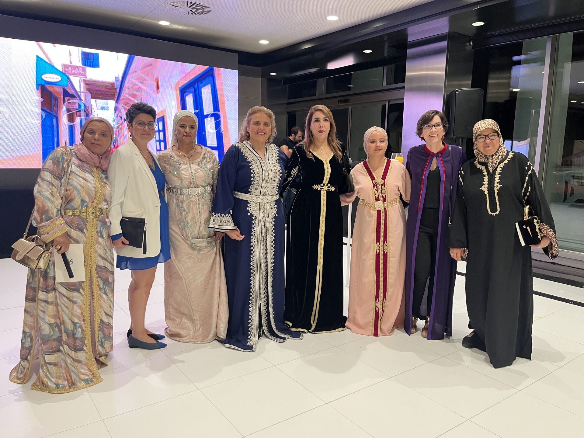 Grupo de invitadas a la fiesta del consultado marroquí.