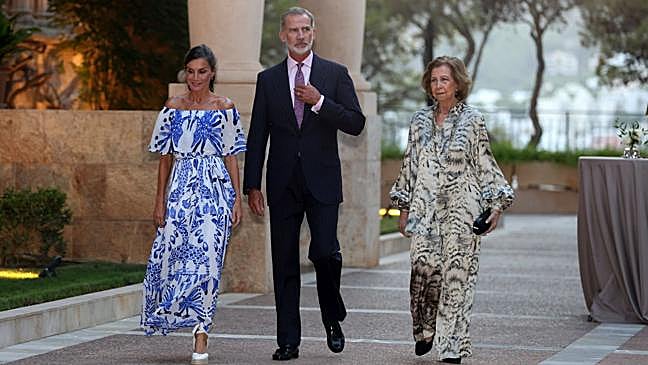 Imagen después - Leonor sorprende en Mallorca con uno de los vestidos más icónicos de la reina Letizia