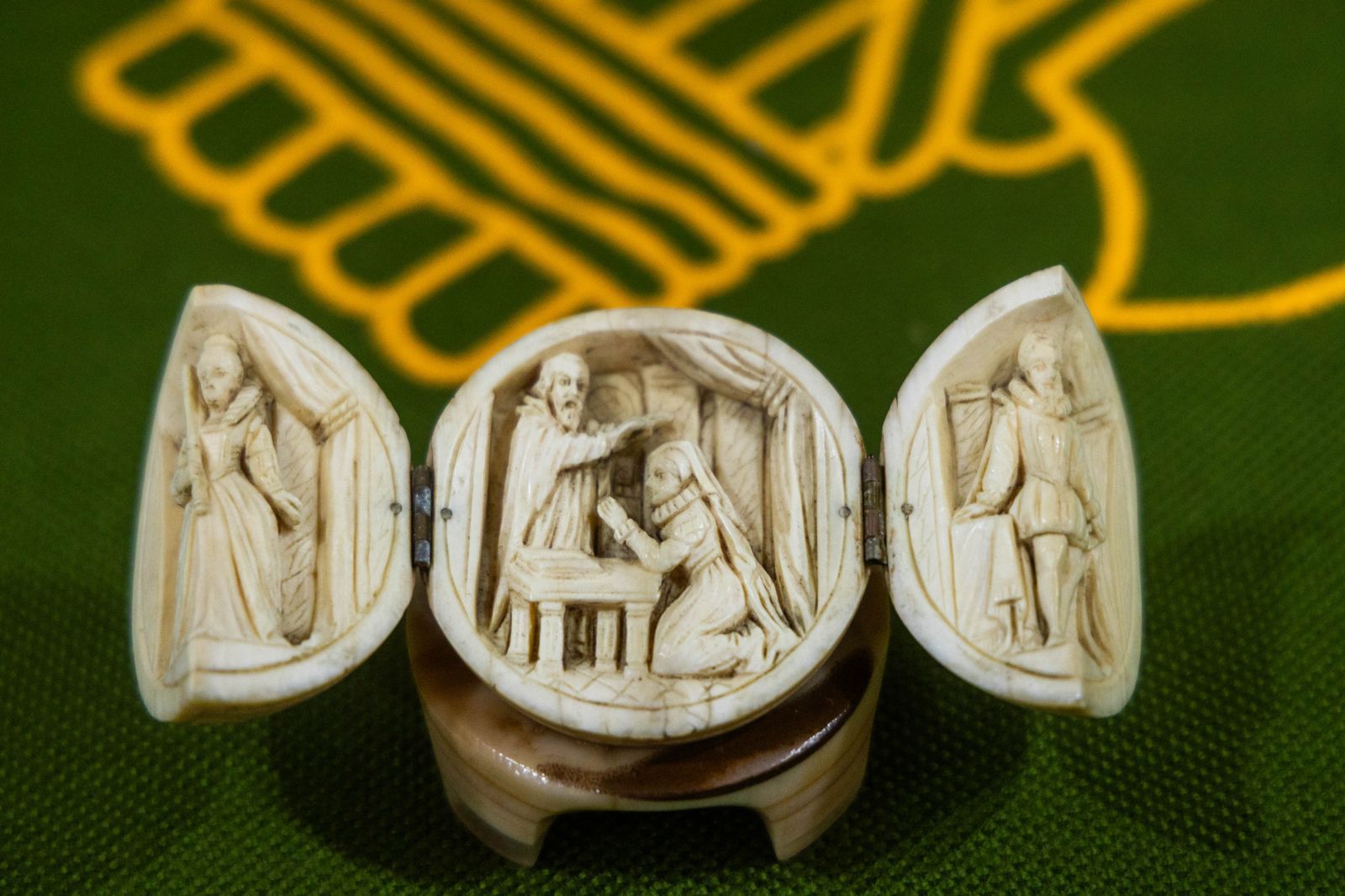 Golpe al tráfico ilegal de piezas de marfil tras la incautación de 127 piezas en un local de Valencia