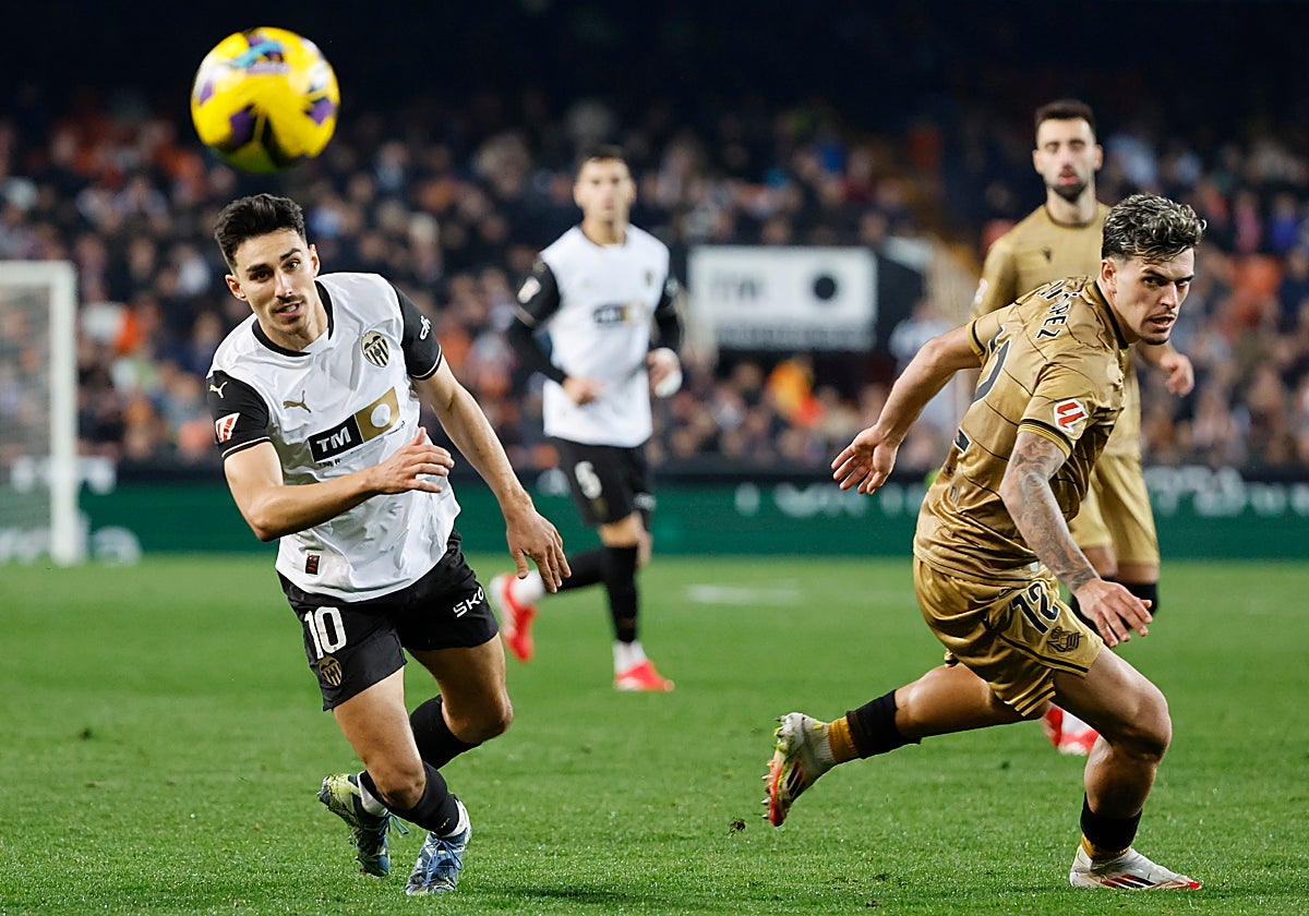 André Almeida pelea un balón con un jugador de la Real Sociedad.