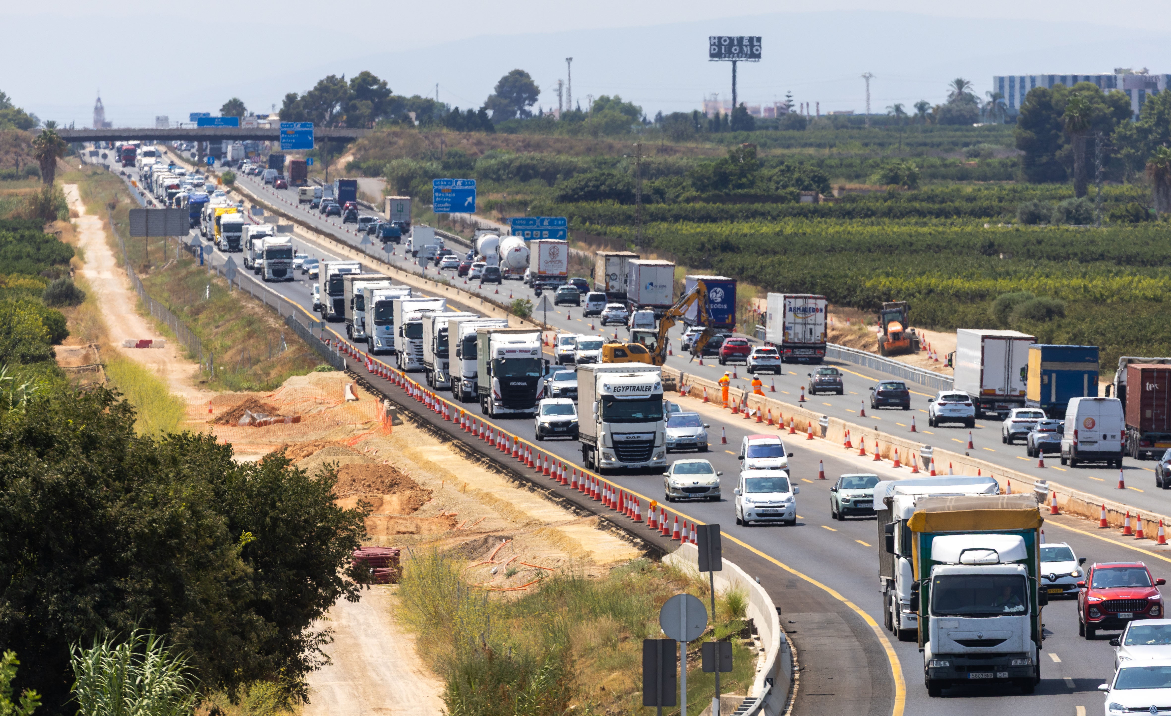 Congestión en la A-7 por las obras en la mediana.