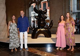 Los Reyes y sus hijas visitan una exposición de Joan Miró en Palma