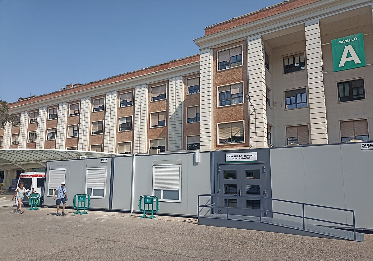 Unidades prefabricadas en la zona de entrada de Urgencias.