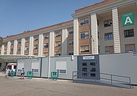 Unidades prefabricadas en la zona de entrada de Urgencias.