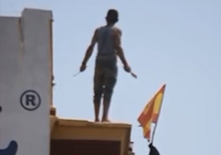 El hombre armado con dos cuchillos en una azotea de Benetússer.