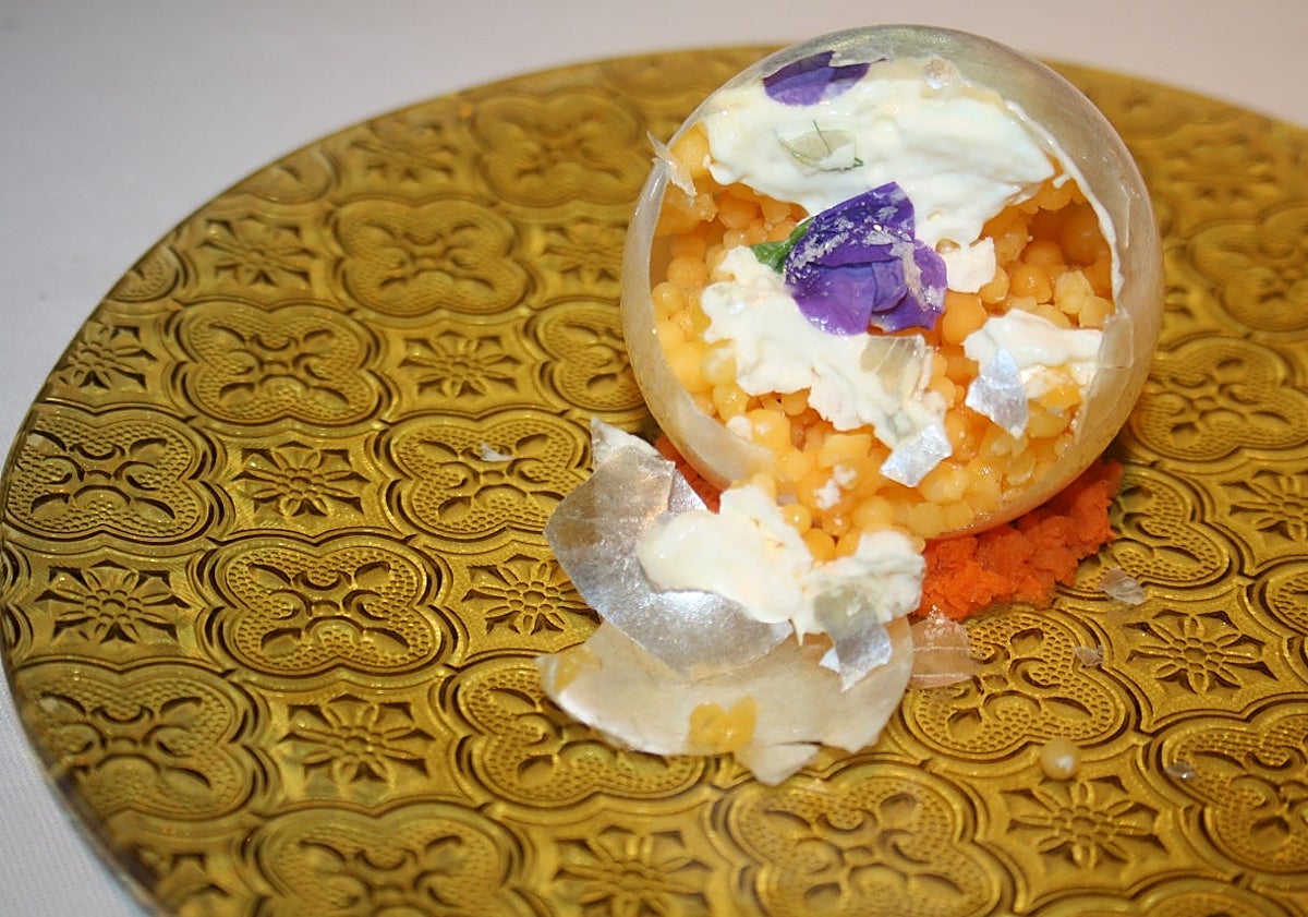 Imagen principal - Bolas con sorpresa y postres que vuelan. Todo es poesía culinaria. Que no teatro...
