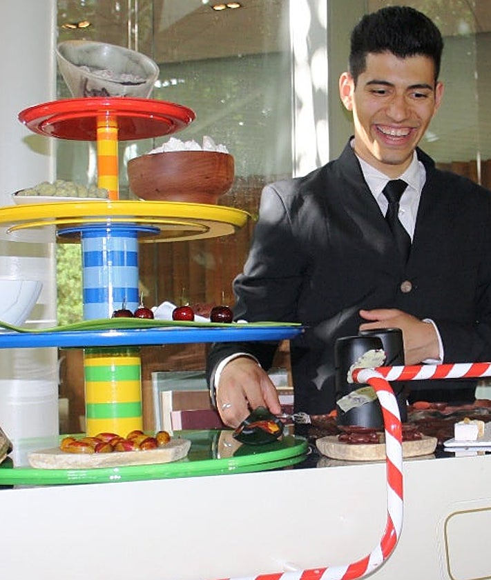 Imagen secundaria 2 - Jordi de pequeño; Joan y Jordi con el coche del pequeño, y Enrique Moreno, ante uno de los artilugios (circenses) para los dulces de los Roca.