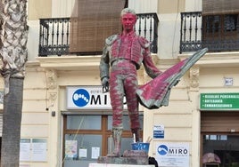 La estatua de Enrique Ponce tras las pintadas.