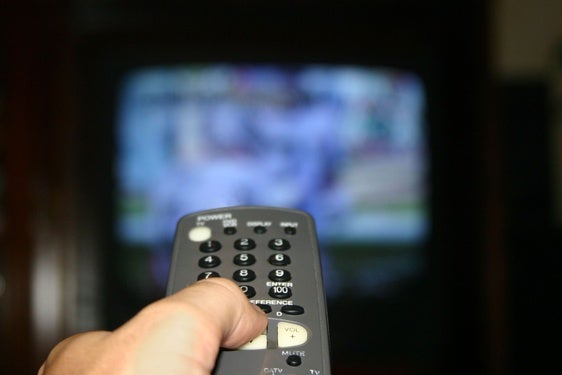Un hombre se dispone a ver la TV.