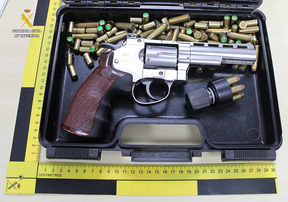 Uno de los revólveres intervenidos por la Guardia Civil al detenido en el registro domiciliario en Llíria.