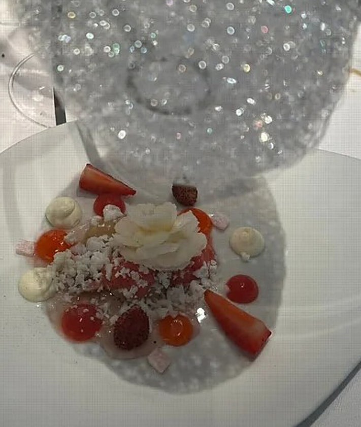 Imagen secundaria 2 - Bolas con sorpresa y postres que vuelan. Todo es poesía culinaria. Que no teatro...