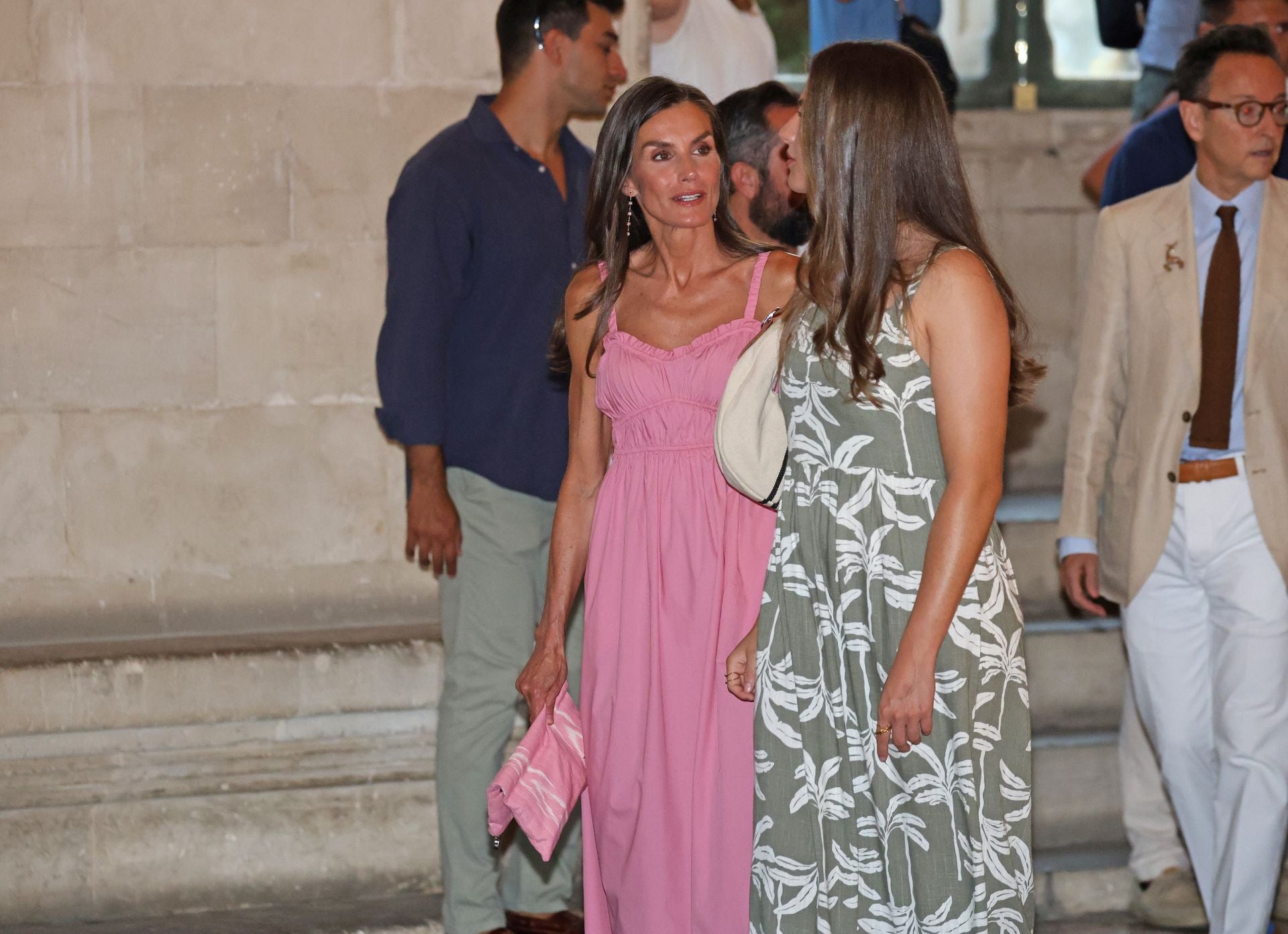 Los Reyes y sus hijas visitan una exposición de Joan Miró en Palma