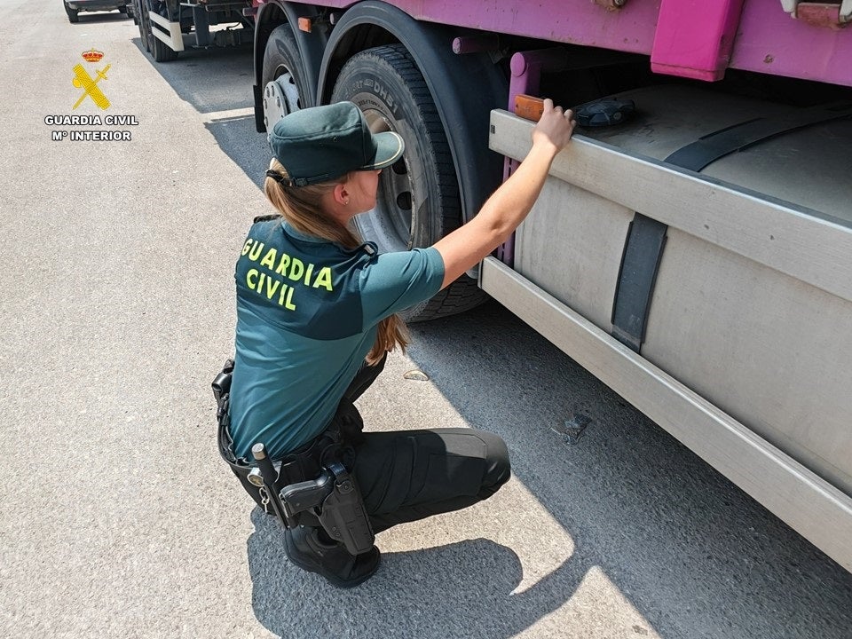 Una agente de la Guardia Civil inspeciona el camión del que se robó el combustible.