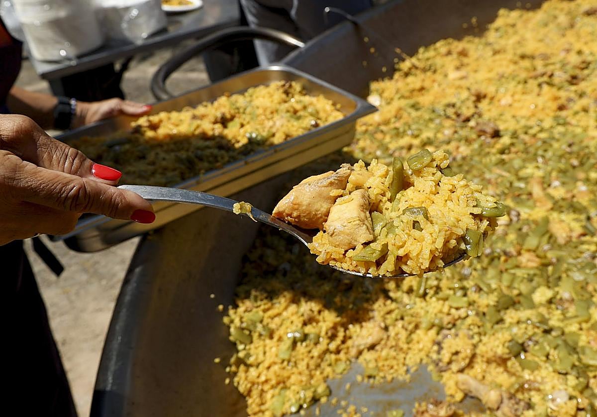 Paella gigante para 500 personas que hicieron para recaudar dinero para la DANA.