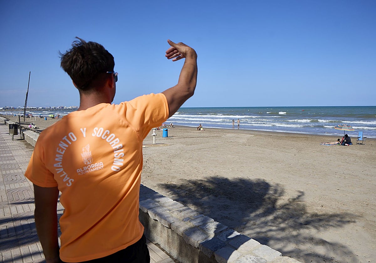Salvamento marítimo en el pasado cierre de Port Saplaya por contaminación.