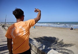 Salvamento marítimo en el pasado cierre de Port Saplaya por contaminación.