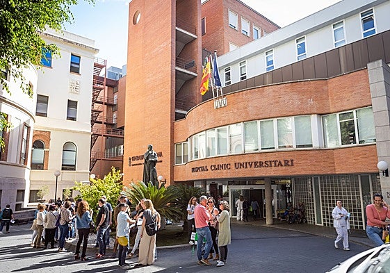 Entrada principal del hospital Clínico.