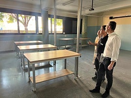 Visita a uno de los colegios en obras.