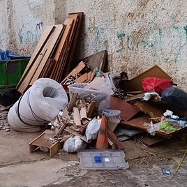 Basura y enseres tirados en una calle de Algemesí.