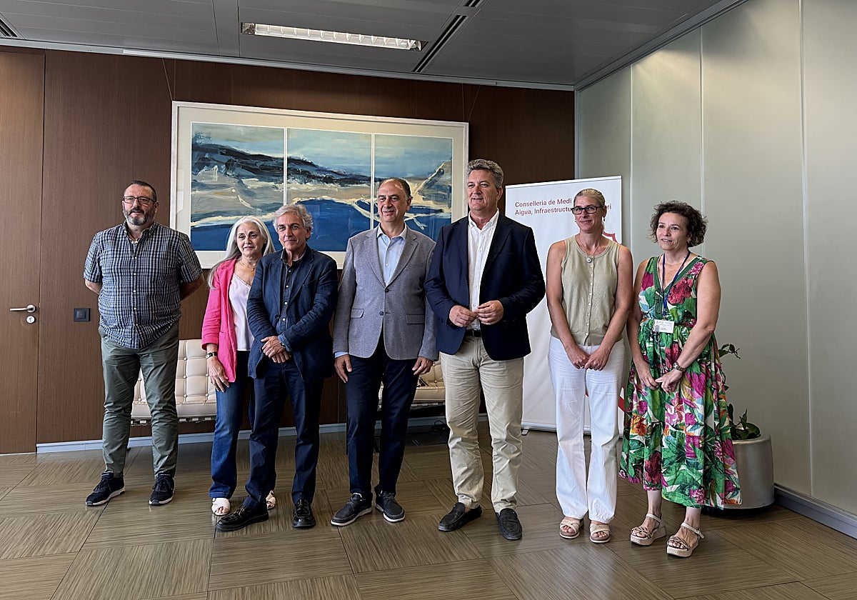 Concejales y funcionarios públicos del Instituto Cartográfico Valenciano tras la reunión