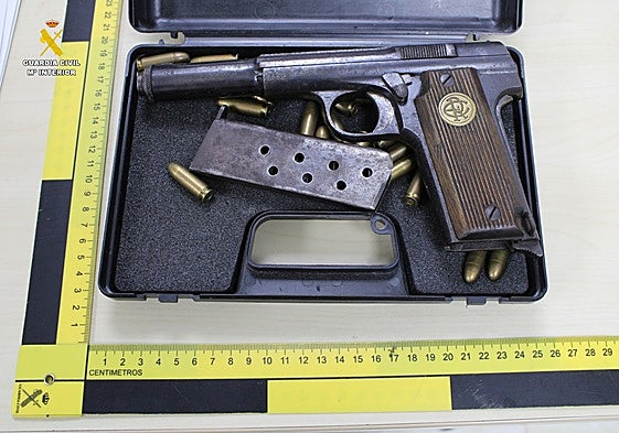 Una de las armas de fuego intervenidas al detenido, quien alega que eran de su padre.