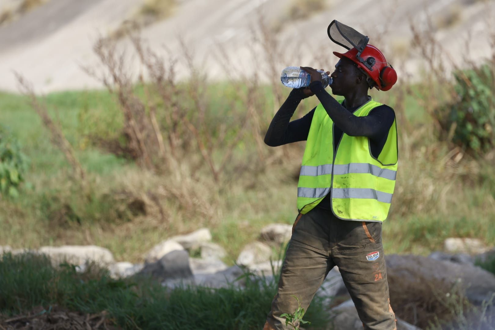El Ayuntamiento de Valencia limpia el cauce del río ante el retraso de la CHJ
