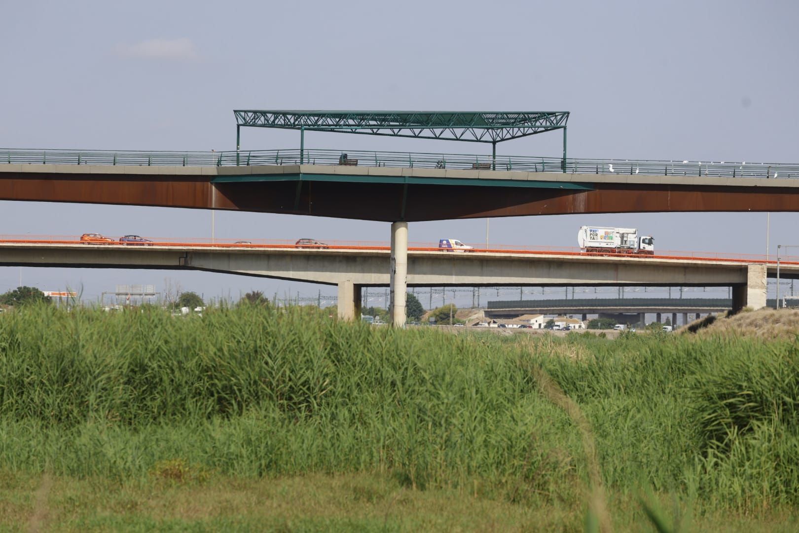 El Ayuntamiento de Valencia limpia el cauce del río ante el retraso de la CHJ