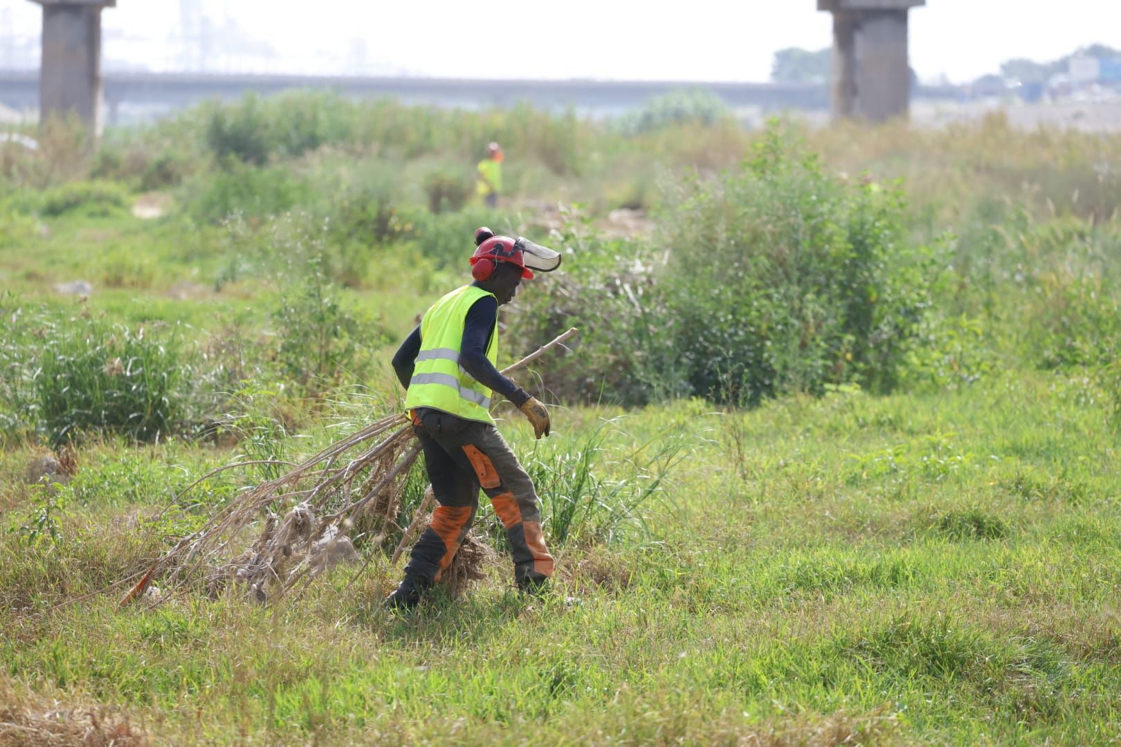 El Ayuntamiento de Valencia limpia el cauce del río ante el retraso de la CHJ