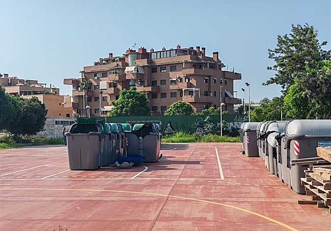 Los nuevos contenedores ocupan las pistas deportivas.