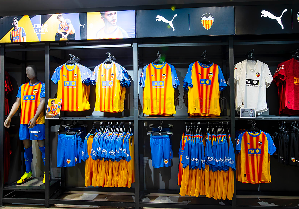 La Senyera en la tienda oficial del Valencia.