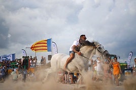 Un jinete montando un caballo en las Corregudes de Joies