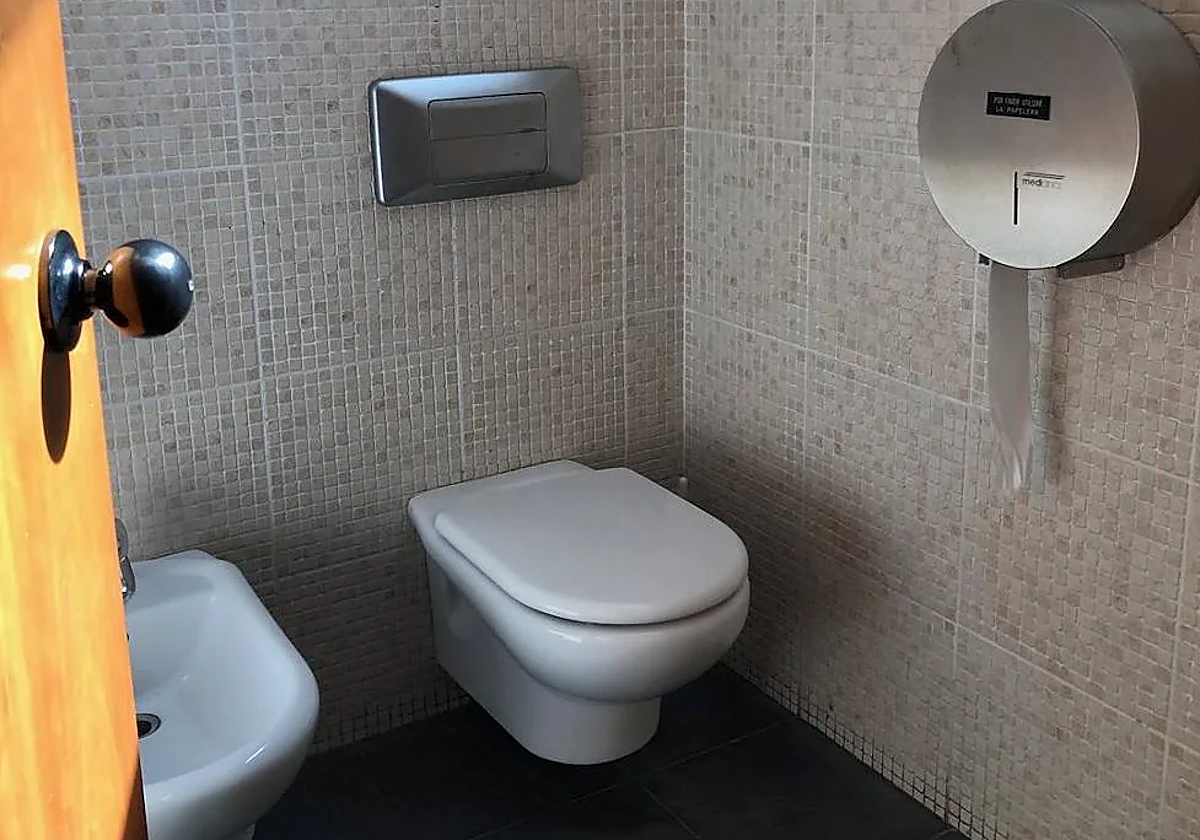 Un aseo en un centro de trabajo.